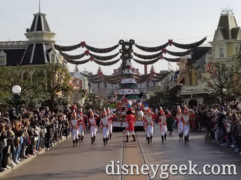 Disneyland Paris Pictures: Disney&#039;s Christmas Parade - The Geek&#039;s Blog @ disneygeek.com