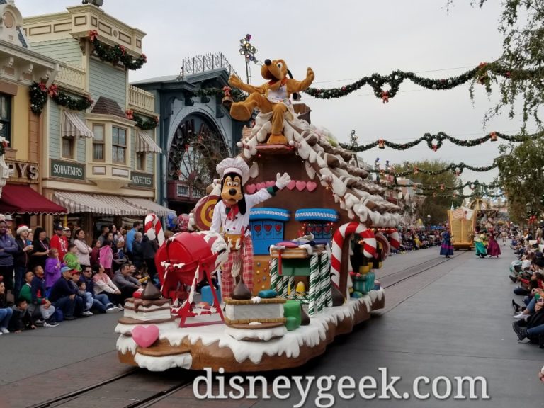 Pictures: A Christmas Fantasy Parade @ Disneyland - The Geek's Blog ...