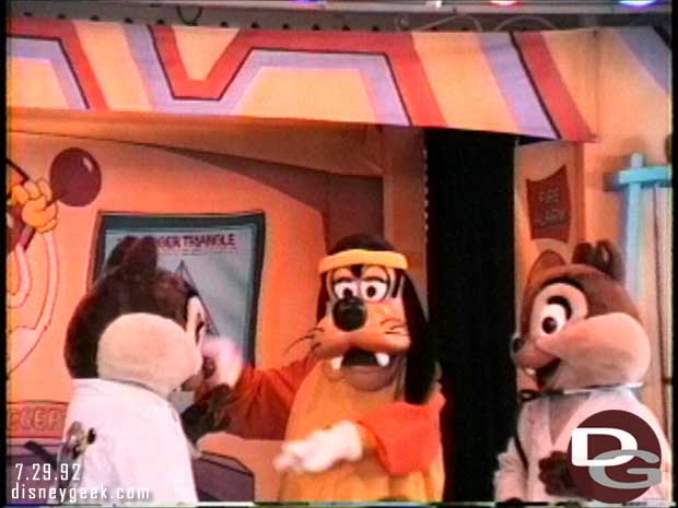 Goofy Toons Up @ Disneyland - Chipi & Dale with Goofy