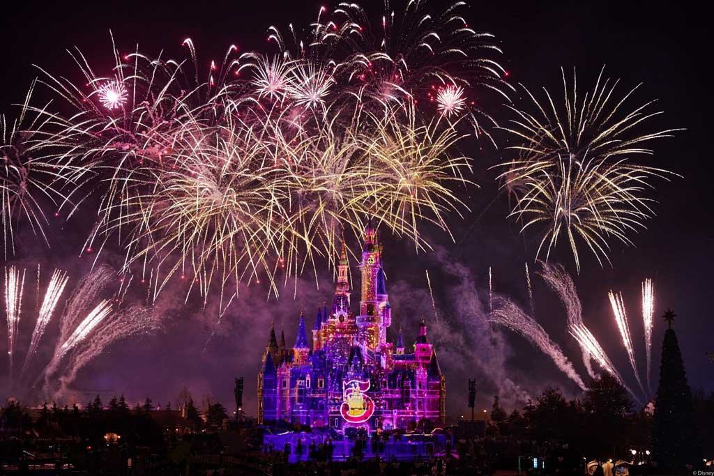 Surprise reveal of Shanghai Disney Resort's Fifth Anniversary logo