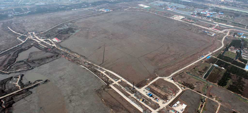 Extensive site formation work was completed on the Shanghai Disney Resort site and the project moved into the construction phase on April 26, 2012.