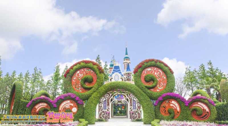 Centered around a stunning floral model of Shanghai Disneyland’s Enchanted Storybook Castle and surrounded by key components of Shanghai International Resort, the entire Dream Garden is shaped like a flower.