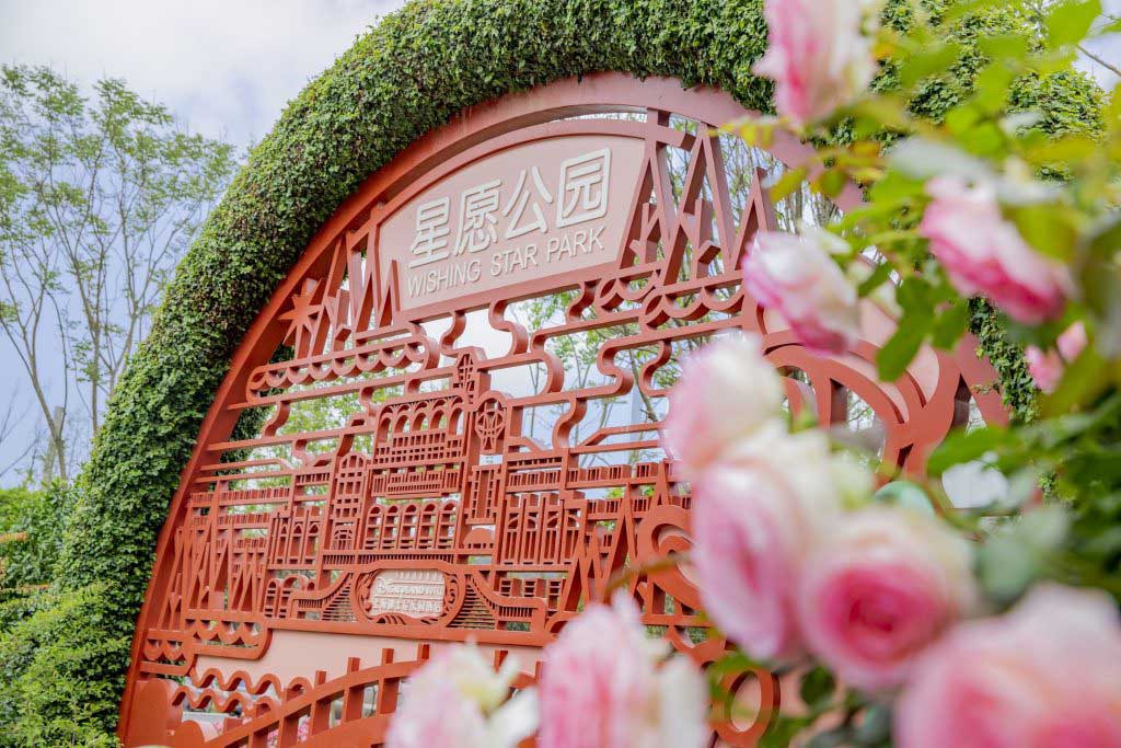 The entire garden is inspired by the traditional Chinese gardens found along the Yangtze River Delta. Chinese paper-cutting techniques are also represented in the design of the flower windows, and plants and flowers originating from China, including the Chinese rose, Camellias and Nandina, are highlighted throughout.
