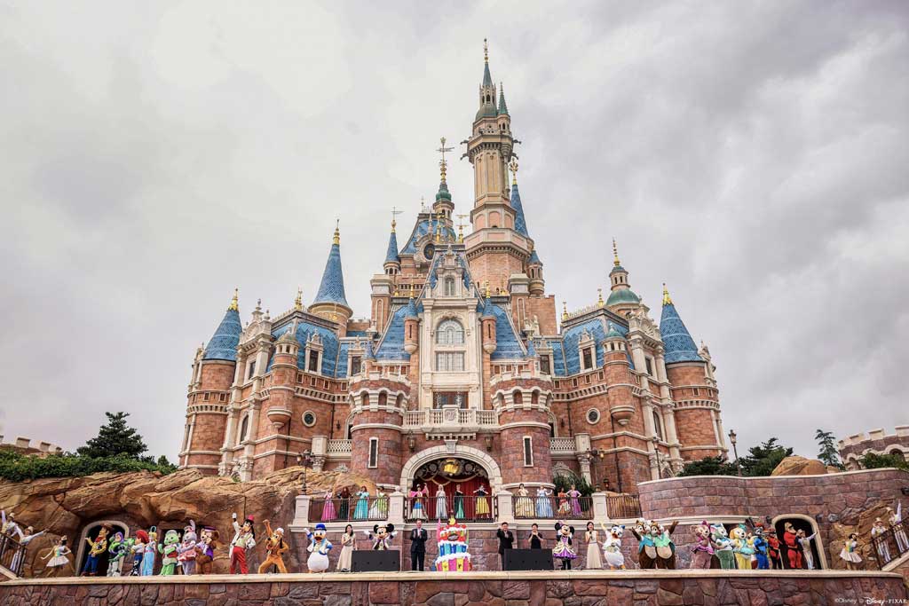 Yang Jinsong, Chairman, Shanghai Shendi Group, Jin Mei, Executive Deputy Director General, Administrative Commission of Shanghai International Resort and Joe Schott, President and General Manager, Shanghai Disney Resort joined the birthday ceremony hosted in front of the Enchanted Storybook Castle this morning.