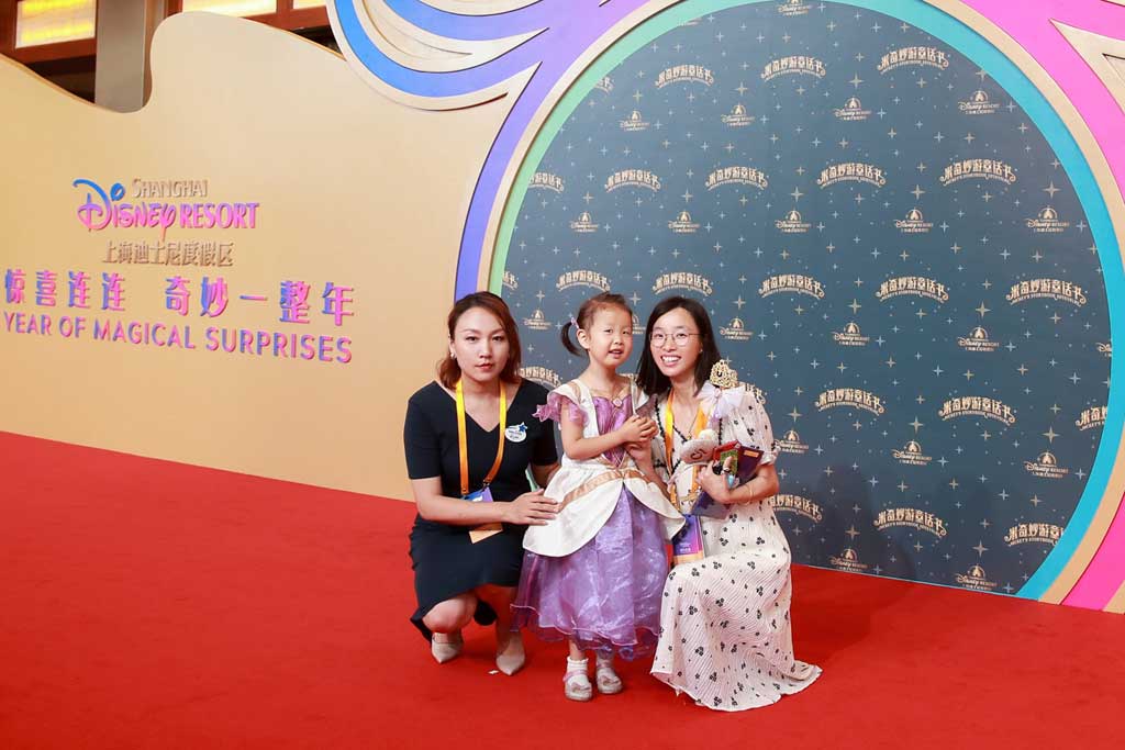 Madam Elynn Wang, CEO of Make-A-Wish Shanghai, and the representatives of Disney Wish Kid Xu Zixing and her family