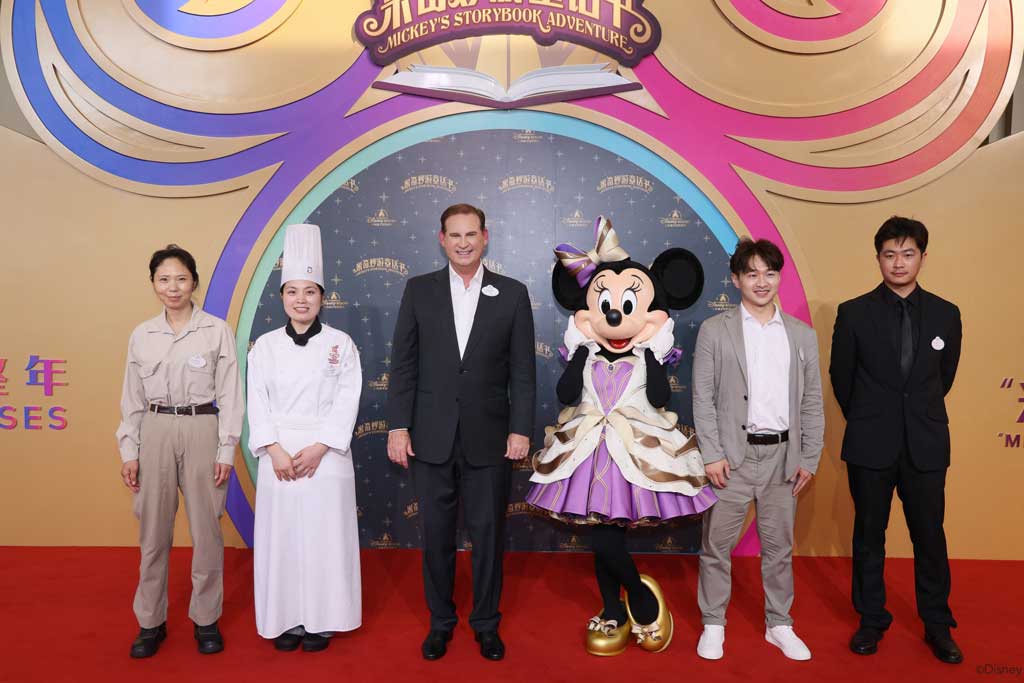 Minnie Mouse and President and General Manager of Shanghai Disney Resort, Joe Schott, along with representatives of Shanghai Disney Resort's Cast Members