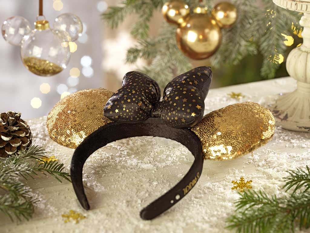 The must-have accessory from Disneyland Paris: Minnie’s ears headband, available in a gold edition for the holidays (22,99€)