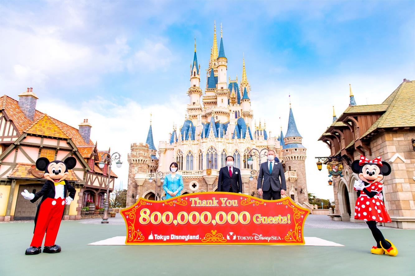 Tokyo Disneyland 800 million guests