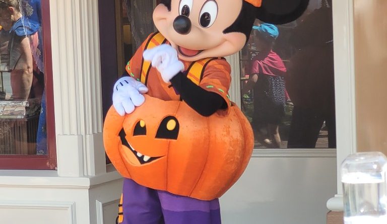 Pictures: Mickey and Friends New Halloween Costumes