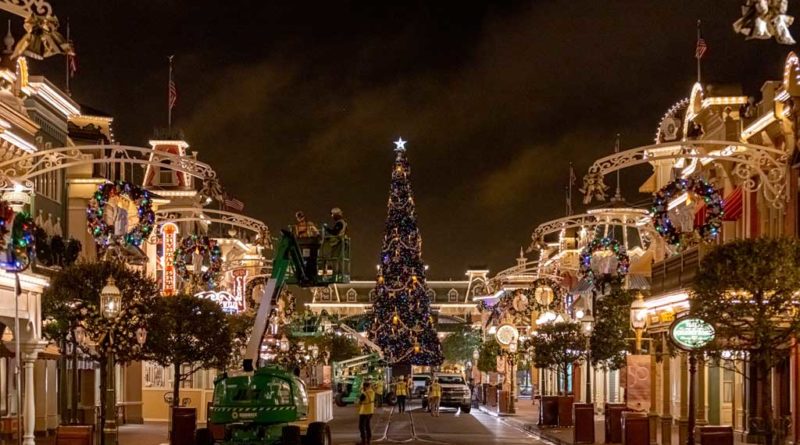 Walt Disney World - Magic Kingdom - Christmas Decoration Installation