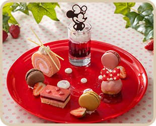Minnie’s Lovely Dessert Plate 1,680 yen Available at: Center Street Coffeehouse (Tokyo Disneyland)