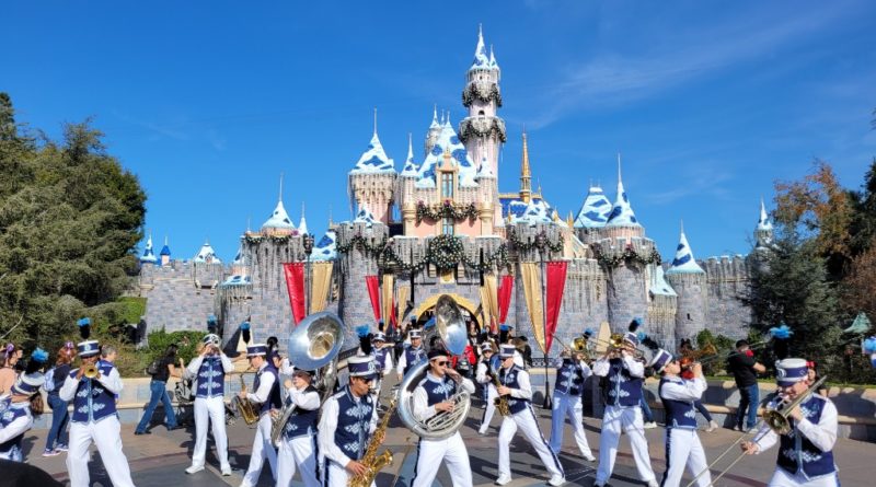 Picture & Videos: Disneyland Band @ Sleeping Beauty Castle – Christmas Songs
