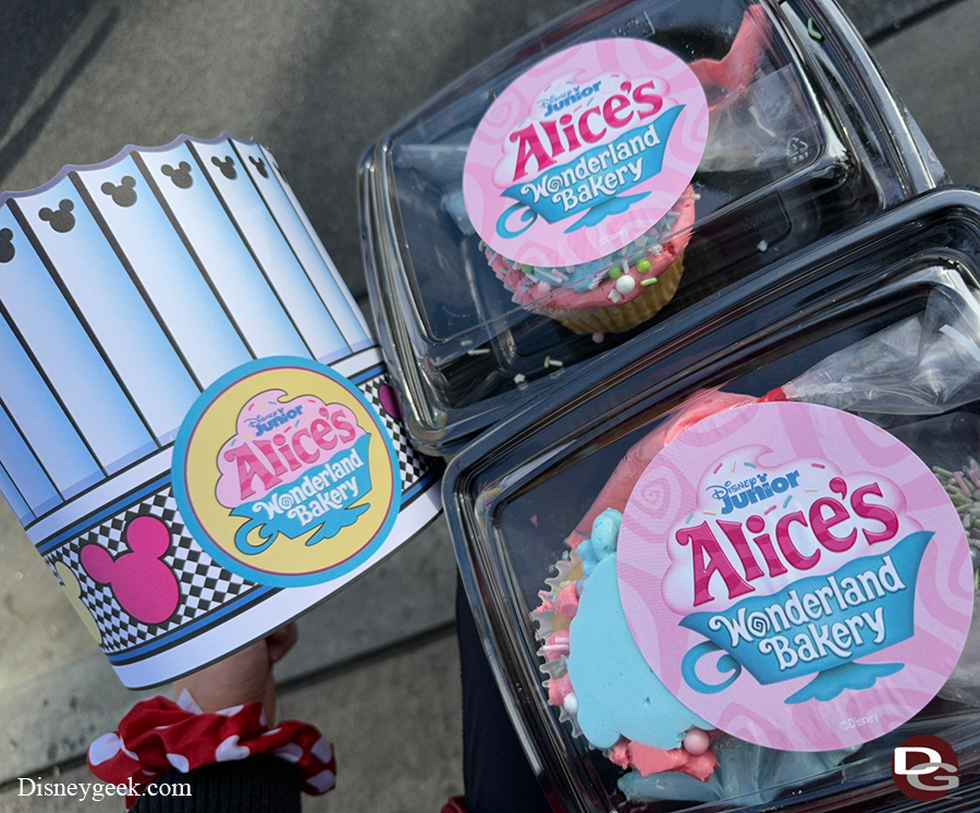 They're In The Cupcakes! - Alice's Wonderland Bakery 