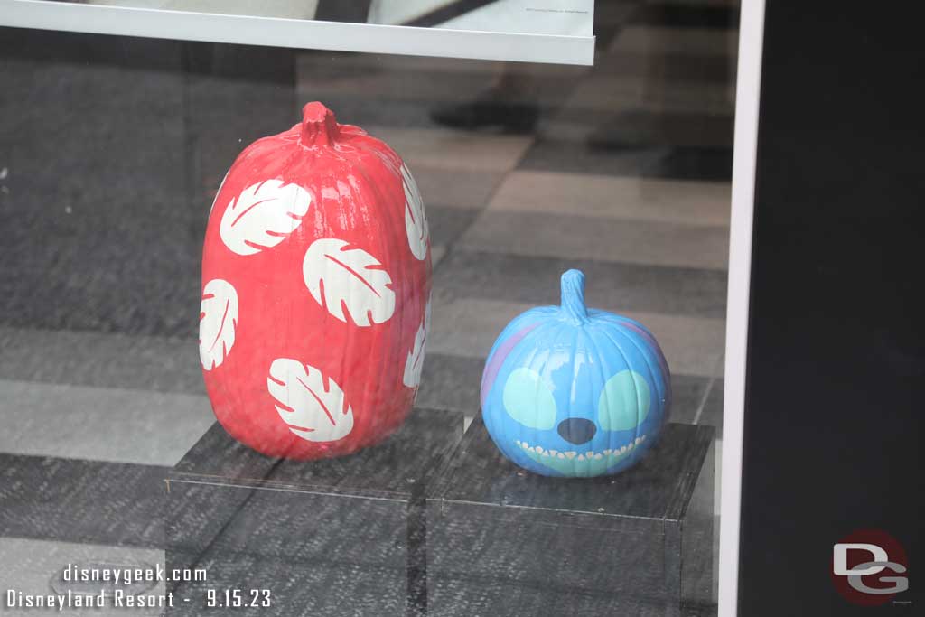 2023 Pluto's Pumpkin Pursuit - Sunglass Icon - Lilo & Stitch Pumpkins