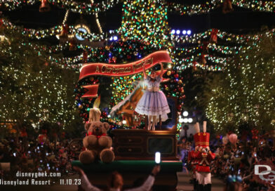 Pictures: Disneyland A Christmas Fantasy Parade (6:30 from the hub)