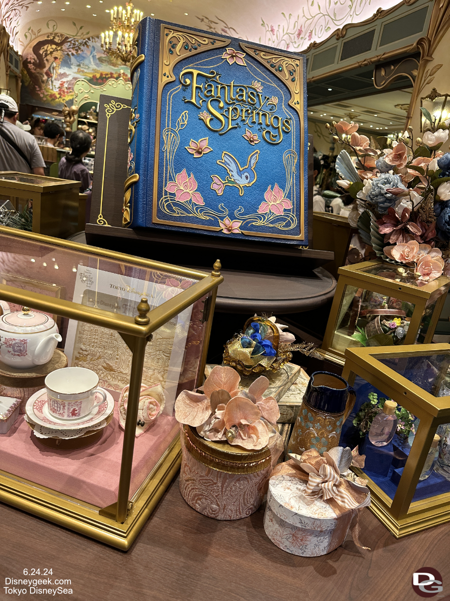 disneysea fantasysprings shop display2