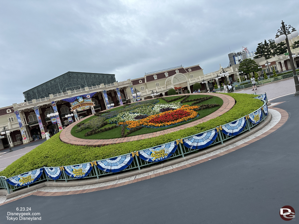 tokyodisneyland donald flowers