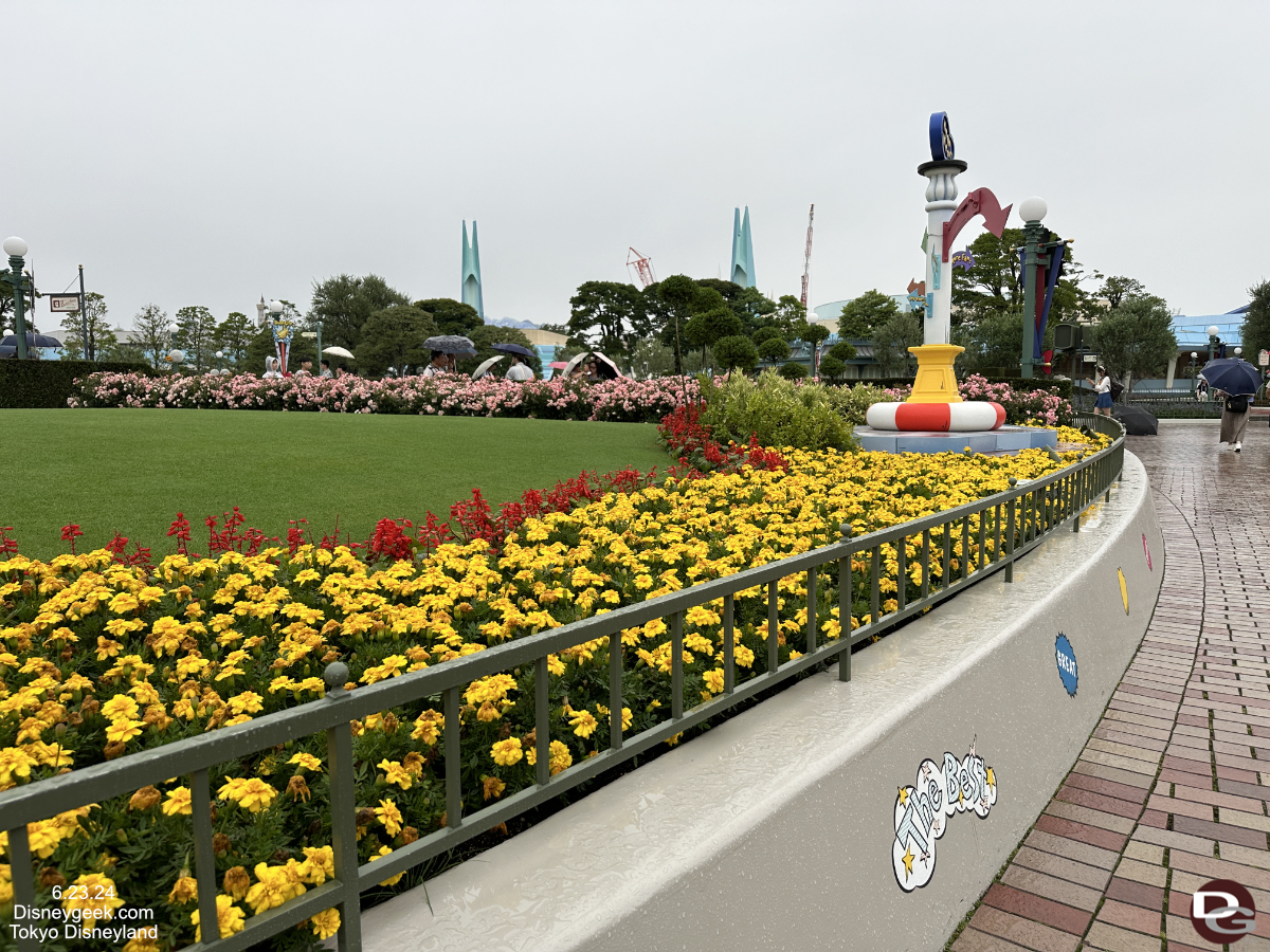 tokyodisneyland donald flowers2