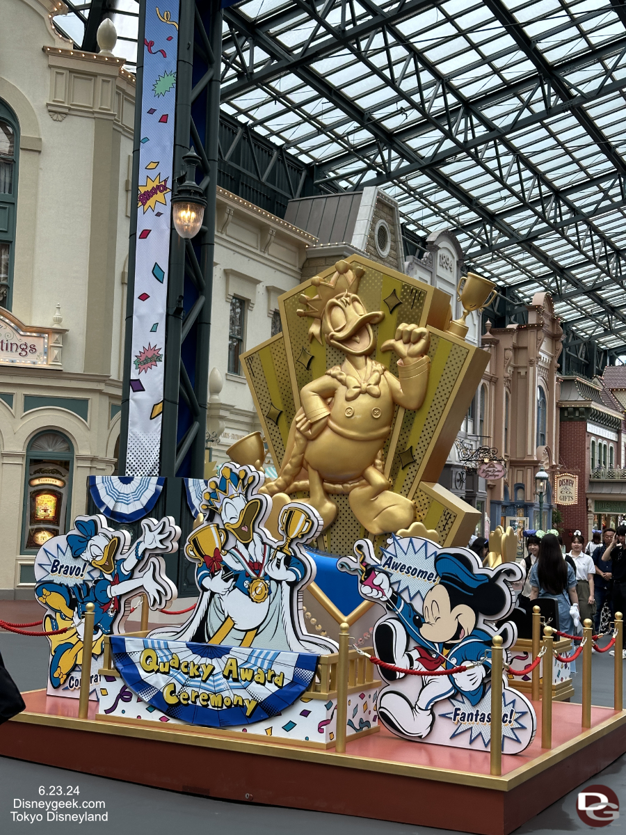 tokyodisneyland donald statue