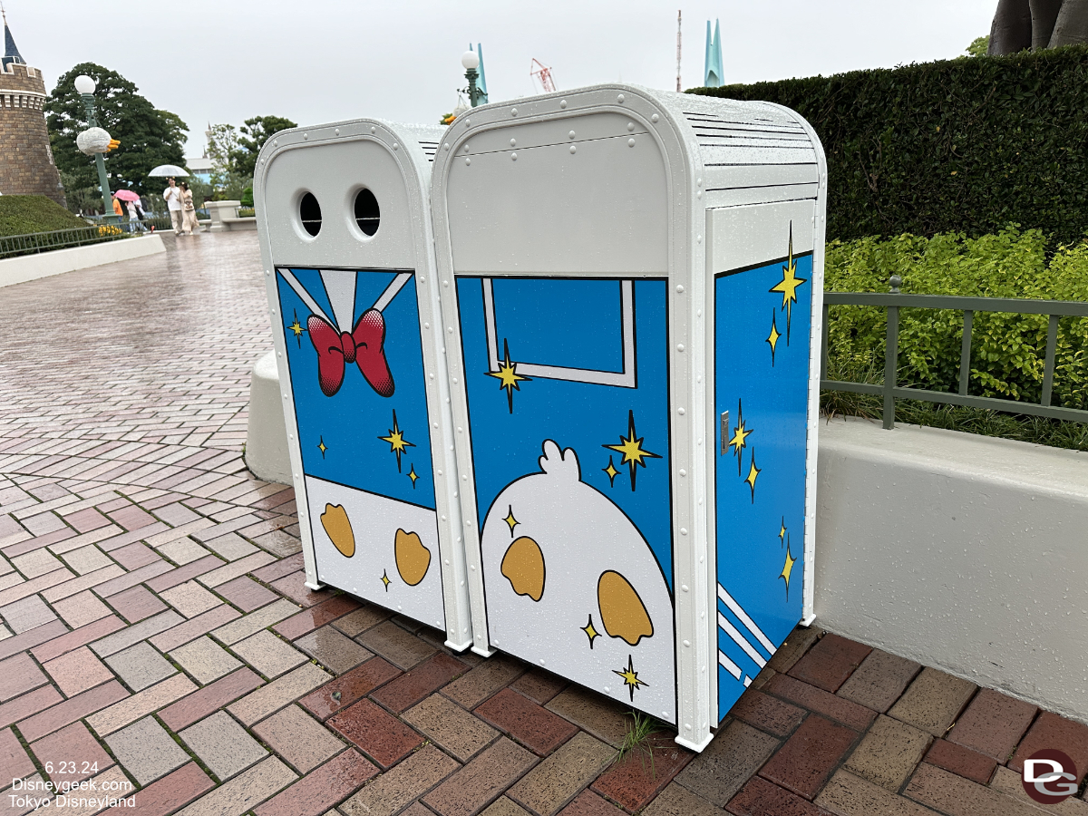 tokyodisneyland donald trashcans