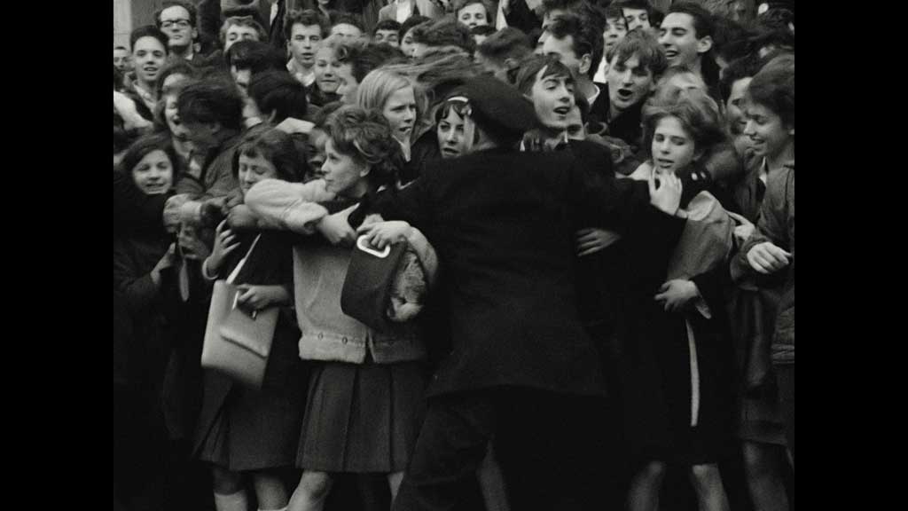 B64 Policeman holds back fans ©️ Apple Corps Ltd