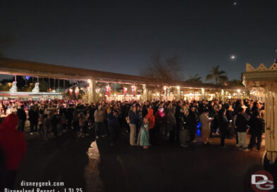 Pictures: Disneyland & DCA Entrance Lines at 7:08pm